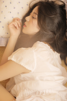 两腿间花蒂被吸得肿了视频
